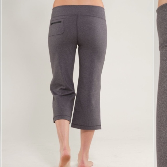 Lululemon relaxed for crop pants II 8 - Picture 3 of 7